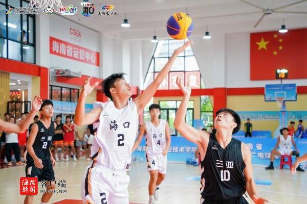 在场地边, 商报全媒体