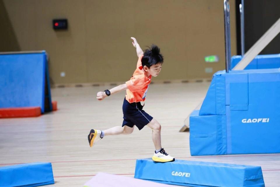 也兼顾低龄, 全国选拔低, 设计出符合